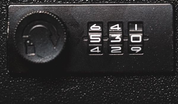 LOCKDOWN Büyük Tabanca Kasası DOJ Sertifikalı Kombinasyon Şifreli
